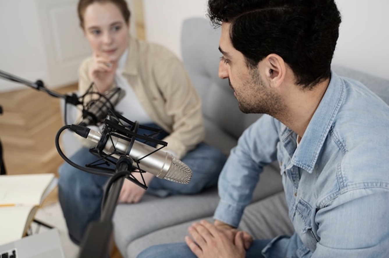 AI Interview tool visual Voice en video integreren in je onderzoek? Laat vragen voorlezen of antwoorden inspreken, welk sentiment zit achter een antwoord?